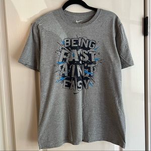 Nike - Graphic T-Shirt - Gray - M